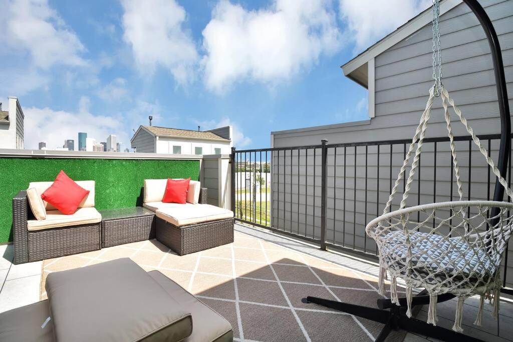 Amazing Rooftop! Downtown Skyline Views!!! Sleeps 15 Хьюстон Экстерьер фото