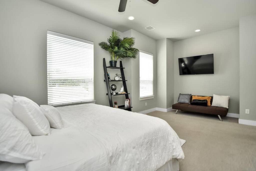 Amazing Rooftop! Downtown Skyline Views!!! Sleeps 15 Хьюстон Экстерьер фото