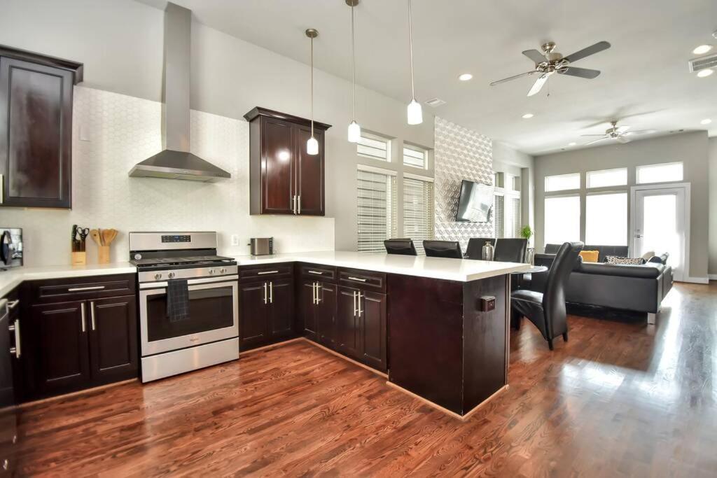 Amazing Rooftop! Downtown Skyline Views!!! Sleeps 15 Хьюстон Экстерьер фото