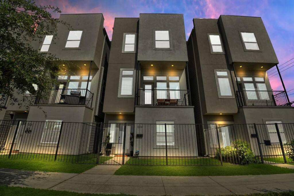 Amazing Rooftop! Downtown Skyline Views!!! Sleeps 15 Хьюстон Экстерьер фото