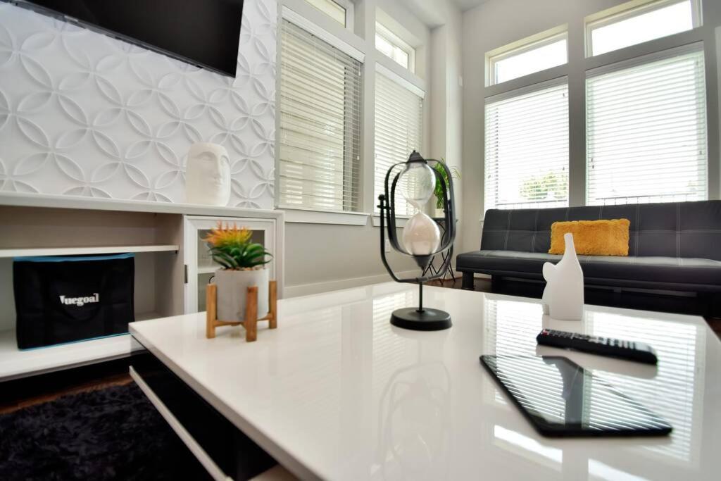 Amazing Rooftop! Downtown Skyline Views!!! Sleeps 15 Хьюстон Экстерьер фото