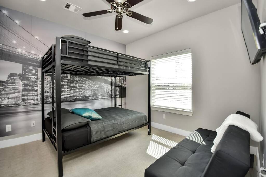 Amazing Rooftop! Downtown Skyline Views!!! Sleeps 15 Хьюстон Экстерьер фото